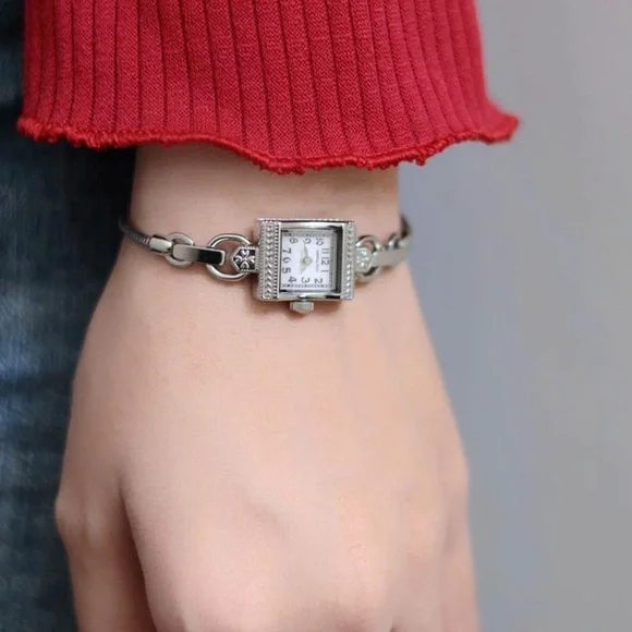 Hamilton American H812710 Women’s Watch
[Very Good Condition] Swiss-Made - Picture 9 of 10